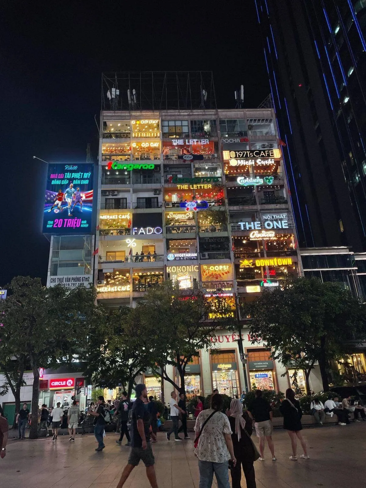 14 billboard tai vn chung cu 42 nguyen hue tphcm